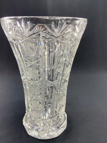 Grand vase en cristal taillé richement décoré Bohême