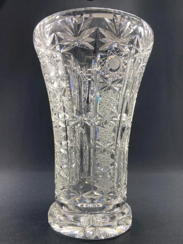Grand vase en cristal taillé richement décoré Bohême