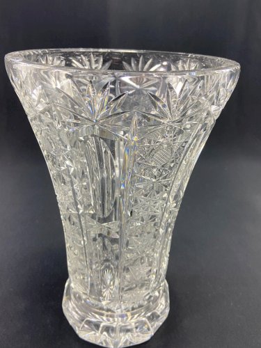Grand vase en cristal taillé richement décoré Bohême