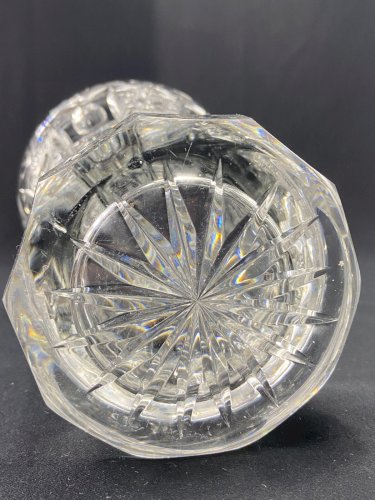 Grand vase en cristal taillé richement décoré Bohême