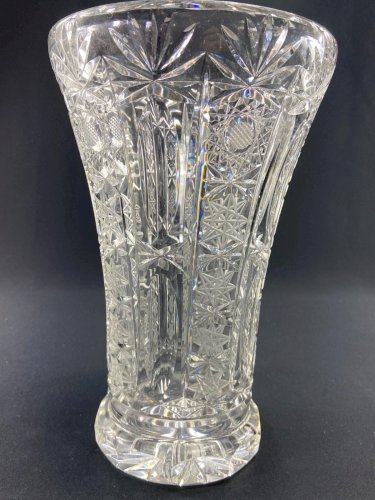 Grand vase en cristal taillé richement décoré Bohême