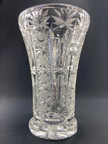 Grand vase en cristal taillé richement décoré Bohême