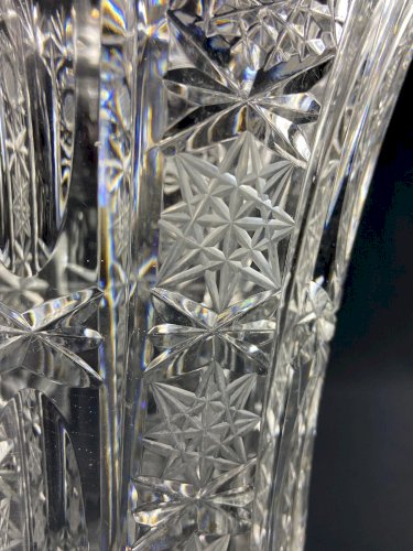 Grand vase en cristal taillé richement décoré Bohême