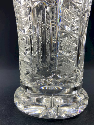 Grand vase en cristal taillé richement décoré Bohême