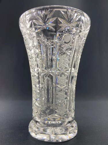 Grand vase en cristal taillé richement décoré Bohême
