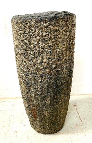 Grand vase en matière composite XX siècle