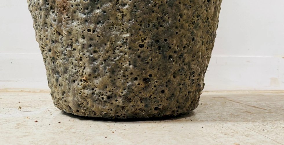 Grand vase en matière composite XX siècle