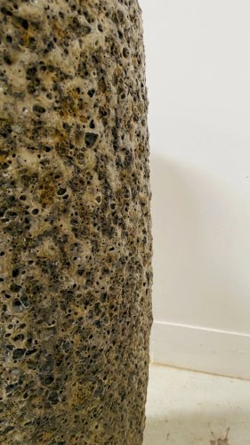 Grand vase en matière composite XX siècle