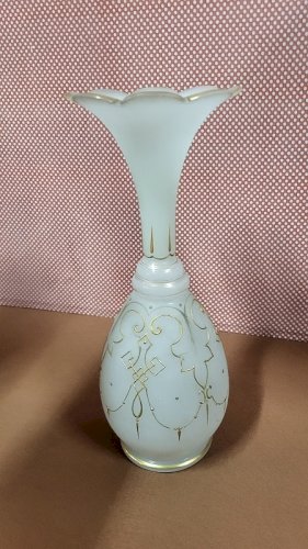 GRAND VASE EN OPALINE ET DORURE