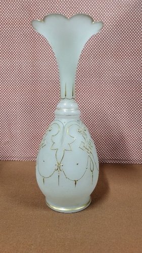 GRAND VASE EN OPALINE ET DORURE