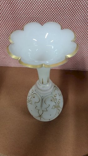 GRAND VASE EN OPALINE ET DORURE