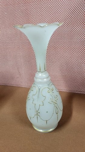 GRAND VASE EN OPALINE ET DORURE