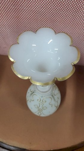 GRAND VASE EN OPALINE ET DORURE