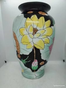 Large Asian porcelain vase with floral decoration in good condition.