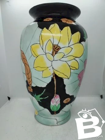 Grand vase en porcelaine asiatique à decor floral en bon etat