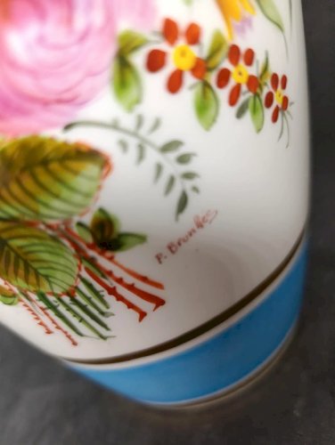 grand vase en porcelaine de limoges à decor floral fait main signé P. Brunhes en bon etat