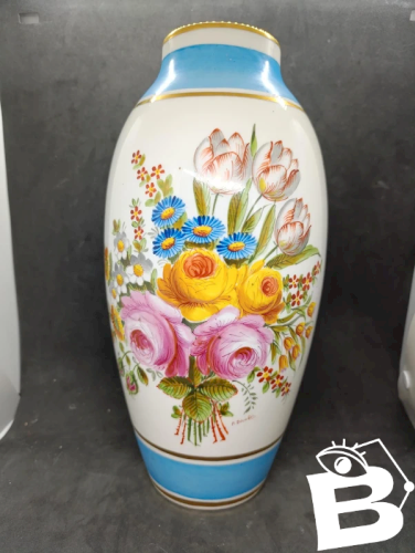 grand vase en porcelaine de limoges à decor floral fait main signé P. Brunhes en bon etat