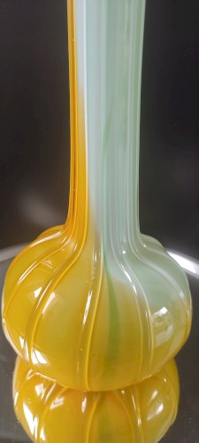 Grand vase en verre soufflé , Verrerie artistique années 70.