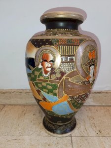 grand vase japonais satsuma a decor de personnage et paysage en bon etat