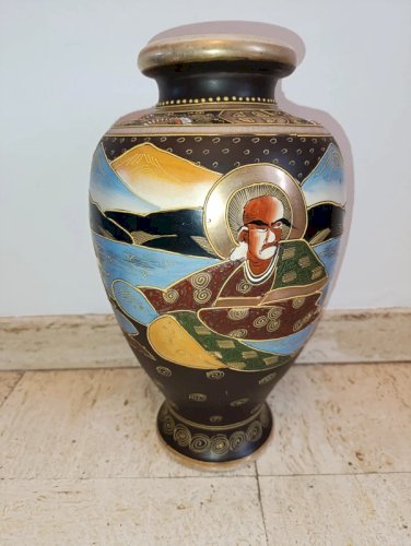 grand vase japonais satsuma a decor de personnage et paysage en bon etat