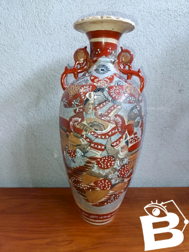 grand vase japonais satsuma à decor de personnages et floral en bon etat