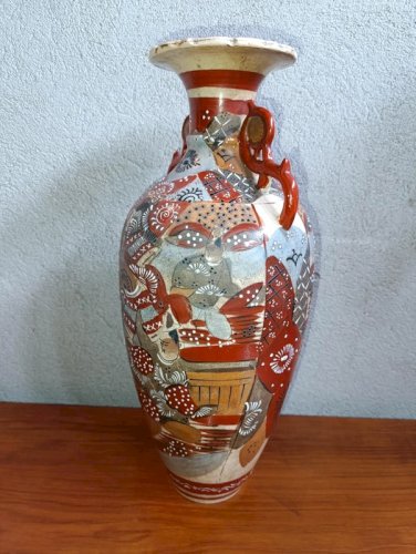 grand vase japonais satsuma à decor de personnages et floral en bon etat