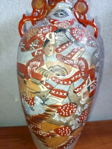 grand vase japonais satsuma à decor de personnages et floral en bon etat