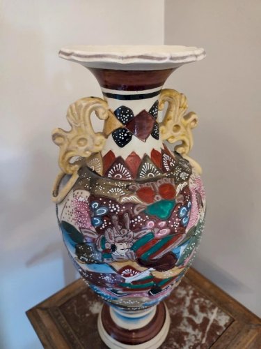 grand vase japonais satsuma à decor floral et de personnages en bon etat