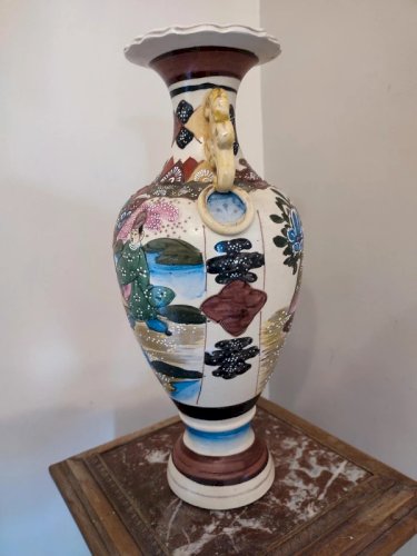 grand vase japonais satsuma à decor floral et de personnages en bon etat