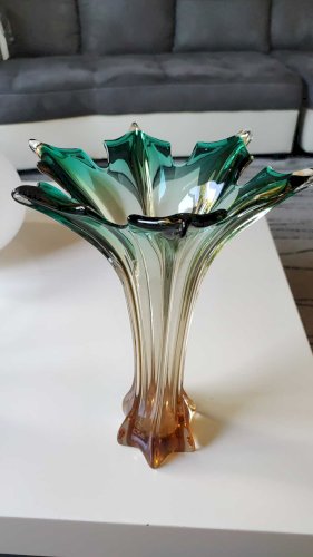 Grand Vase Murano Sommerso/ Italie Forme Etoile/en verre d Art soufflé à dégradés de tons vert émeraude/ambre. Dim 30 x 20 cm 