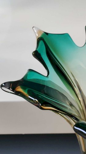 Grand Vase Murano Sommerso/ Italie Forme Etoile/en verre d Art soufflé à dégradés de tons vert émeraude/ambre. Dim 30 x 20 cm 