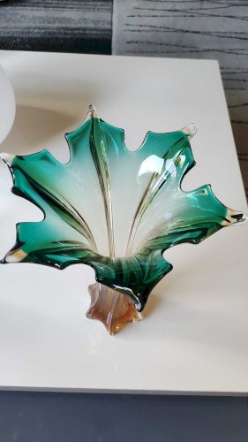 Grand Vase Murano Sommerso/ Italie Forme Etoile/en verre d Art soufflé à dégradés de tons vert émeraude/ambre. Dim 30 x 20 cm 