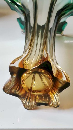 Grand Vase Murano Sommerso/ Italie Forme Etoile/en verre d Art soufflé à dégradés de tons vert émeraude/ambre. Dim 30 x 20 cm 