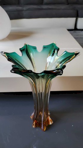 Grand Vase Murano Sommerso/ Italie Forme Etoile/en verre d Art soufflé à dégradés de tons vert émeraude/ambre. Dim 30 x 20 cm 