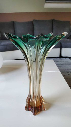 Grand Vase Murano Sommerso/ Italie Forme Etoile/en verre d Art soufflé à dégradés de tons vert émeraude/ambre. Dim 30 x 20 cm 