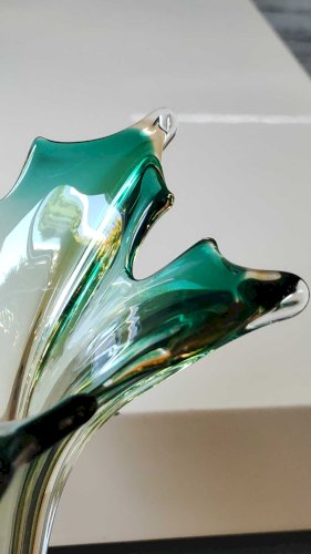 Grand Vase Murano Sommerso/ Italie Forme Etoile/en verre d Art soufflé à dégradés de tons vert émeraude/ambre. Dim 30 x 20 cm 