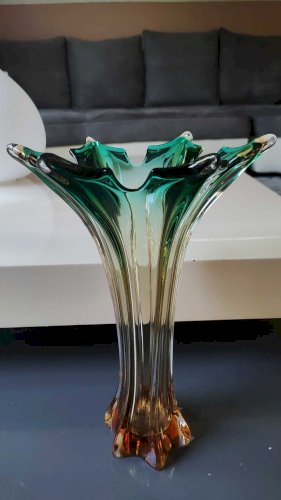 Grand Vase Murano Sommerso/ Italie Forme Etoile/en verre d Art soufflé à dégradés de tons vert émeraude/ambre. Dim 30 x 20 cm 