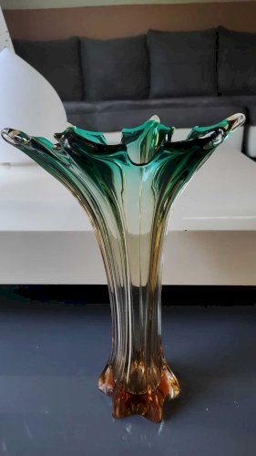 Grand Vase Murano Sommerso/ Italie Forme Etoile/en verre d Art soufflé à dégradés de tons vert émeraude/ambre. Dim 30 x 20 cm 