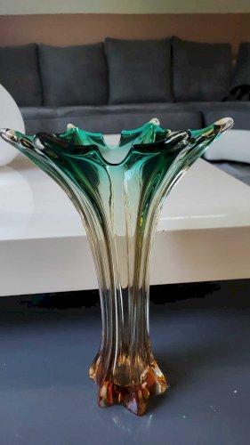 Grand Vase Murano Sommerso/ Italie Forme Etoile/en verre d Art soufflé à dégradés de tons vert émeraude/ambre. Dim 30 x 20 cm 
