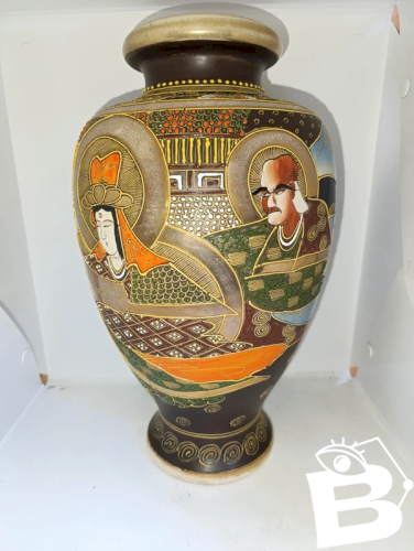 grand vase satsuma à decor de personnages et montagne en bon etat