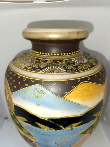 grand vase satsuma à decor de personnages et montagne en bon etat