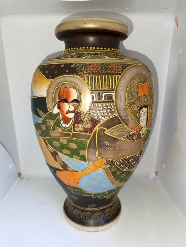 grand vase satsuma à decor de personnages et montagne en bon etat