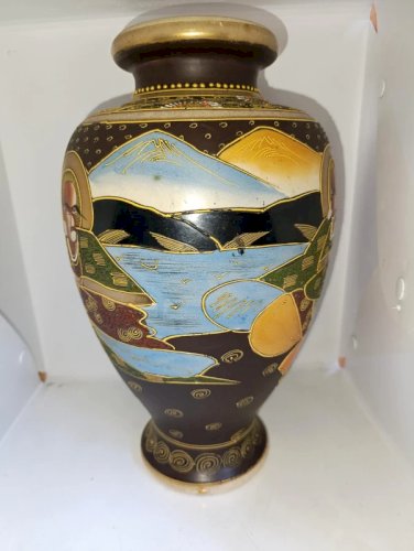 grand vase satsuma à decor de personnages et montagne en bon etat