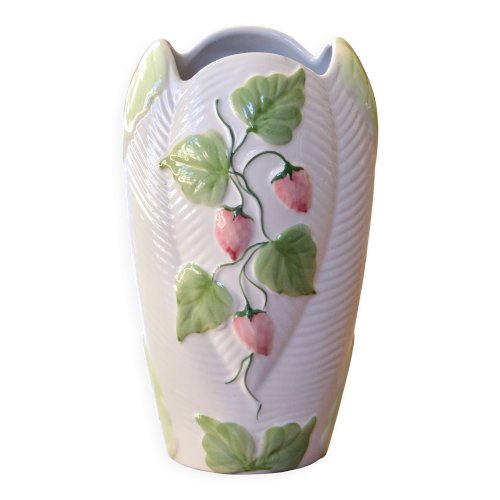 Grand vase vintage en barbotine fraises