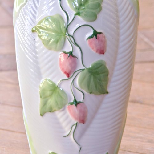 Grand vase vintage en barbotine fraises