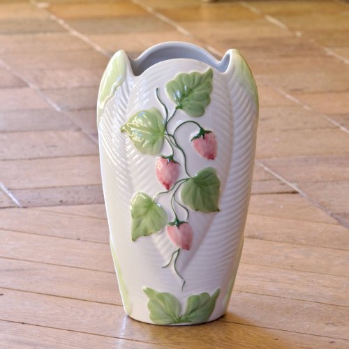 Grand vase vintage en barbotine fraises