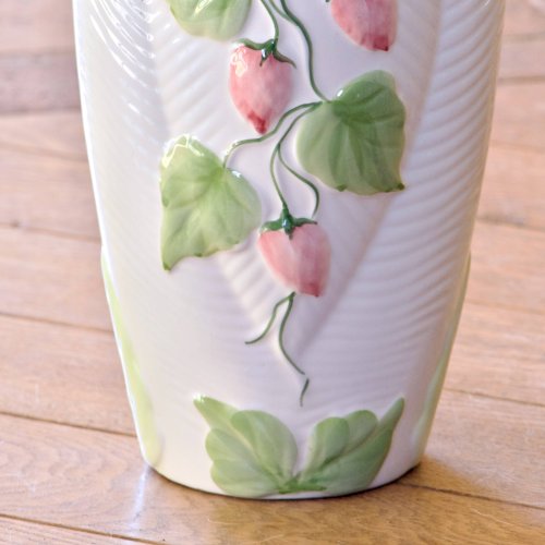 Grand vase vintage en barbotine fraises