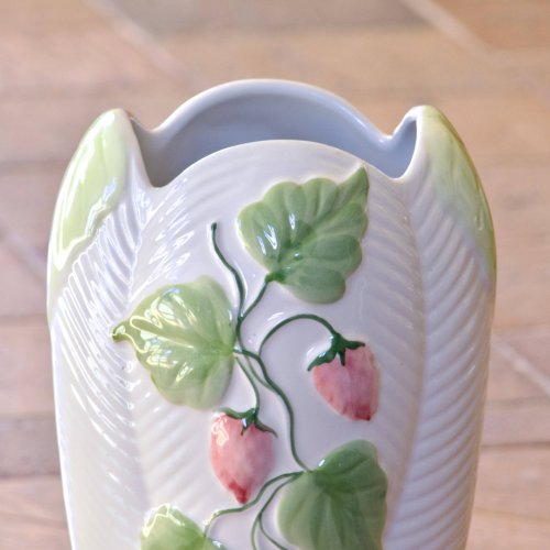 Grand vase vintage en barbotine fraises