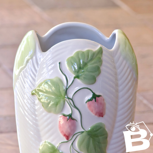 Grand vase vintage en barbotine fraises