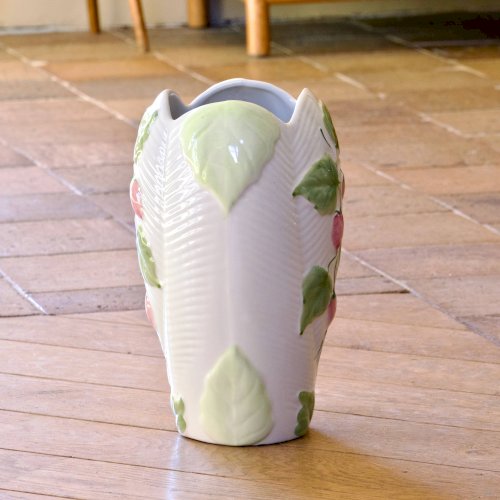 Grand vase vintage en barbotine fraises